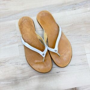 OluKai Honu Women’s Leather Sandals Size 11 great preowned condition white & tan